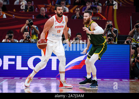 Marc Gasol della Spagna, sinistra, mantiene la sfera in Spagna vs Australia semifinale di 2019 basket FIBA di Coppa del Mondo a Pechino, Cina, 13 settembre 2019. Foto Stock