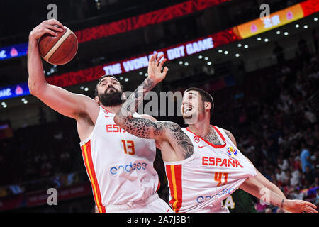 Marc Gasol della Spagna, sinistra, jups per ottenere la palla alla Spagna vs Australia semifinale di 2019 basket FIBA di Coppa del Mondo a Pechino, Cina, 13 settembre 2 Foto Stock