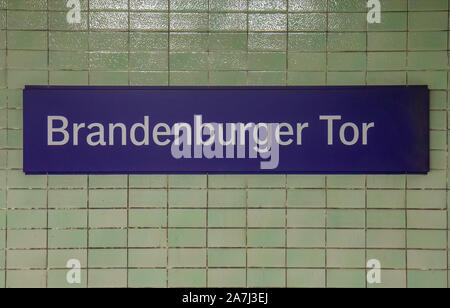 Metropolitana scheda di destinazione a Berlino Foto Stock