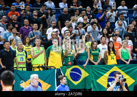 Tifosi brasiliani il tifo per il Brizilian National Basketball Team al terzo round del Gruppo F Repubblica di Montenegro vs Brasile 2019 basket FIBA Wo Foto Stock