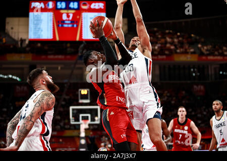 Dennis Schroder, centro di Germania national basketball sfide in team un giocatore della nazionale francese della squadra di basket in la prima corrispondenza trovata del gruppo Foto Stock