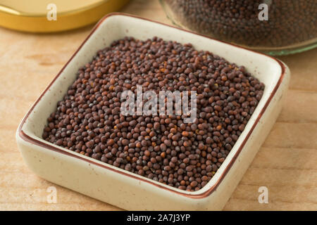 Ciotola con aromatici naturali marrone senape close up Foto Stock