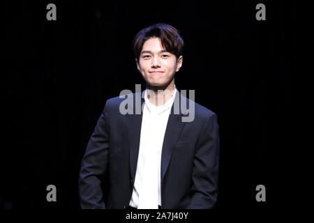 Corea del Sud il cantante e attore Kim Myung-soo, noto professionalmente come L, del sud coreano boy gruppo esegue infinita durante 2019 Kim Myung soo solo ventola Foto Stock