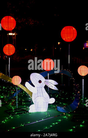 La gente visita il Laterna Festival presso il Victoria Park di Hong Kong, Cina, 11 settembre 2019. Foto Stock