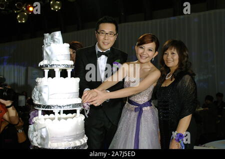 --FILE -- In questo handout picture, cantante malese pesce Leong e suo marito Tony Chao frequentare il loro matrimonio in Taipei, Taiwan, 3 marzo 2010. Foto Stock