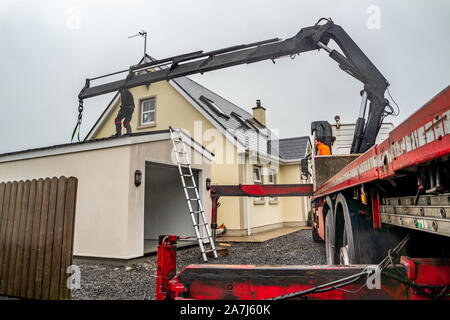 ARDARA / Irlanda - 02 novembre 2019 : H2 edifici installazione prefabric garage nella pioggia pooring Foto Stock