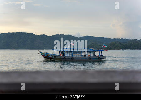 Una barca in movimento sul mare Foto Stock