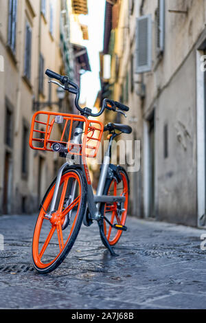 Firenze, Italia - 27 agosto 2018: Mobike, condividere il servizio bici, in centro storico a Firenze Foto Stock