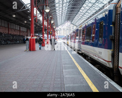 Londra Regno Unito - 27 ottobre 2019: i passeggeri sulla piattaforma a Londra alla stazione di Marylebone Foto Stock