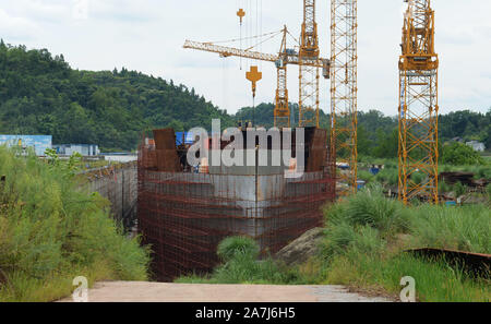 Vista la costruzione di duplicare il Titanic e i suoi dintorni in Daying county, Suining city, a sud-ovest della Cina di provincia di Sichuan, 18 settembre 2019. Foto Stock