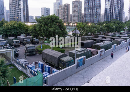 Cinese i veicoli di combattimento ammassare nei pressi di Hong Kong nel bordo adiacente della città di Shenzhen Foto Stock