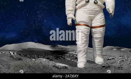 Astronauta o cosmonauta closeup nell'universo permanente sulla Luna o un pianeta superficie. Elemento di immagine gentilmente fornita da NASA Foto Stock