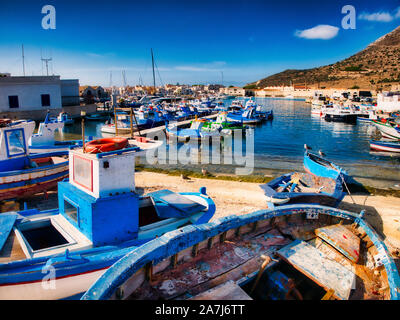 Barche nel porto di Favignana italiano isola Egadi in estate Foto Stock