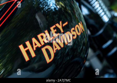 Nicosia, Cipro - 30 Settembre 2018: il segno e il logo della famosa Harley Davidson marca formano un moto bianco Foto Stock