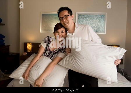 --FILE -- In questo handout picture, cantante malese pesce Leong e suo marito Tony Chao pongono nella stanza dell'hotel prima del loro matrimonio in Boracay, il Phi Foto Stock