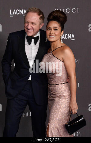Los Angeles, Stati Uniti. 2° Nov, 2019. L'attrice Salma Hayek e il marito, imprenditore francese Franois-Henri Pinault frequentare il nono LACMA annuale Art Film di gala per onorare Betye Saar e Alfonso Cuaron presso il Los Angeles County Museum of Art di Los Angeles venerdì 2 novembre 2019. Foto di Jim Ruymen/UPI Credito: UPI/Alamy Live News Foto Stock