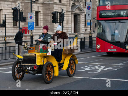 Whitehall, Londra, Regno Unito. Il 3 novembre 2019. Il 123º anniversario Bonhams Londra a Brighton Veteran Car Run operatori guidare lungo Whitehall di prima mattina sulla loro 60 miglia di viaggio per la costa sud. Immagine: 1904 Alldays. Credito: Malcolm Park/Alamy Live News. Foto Stock