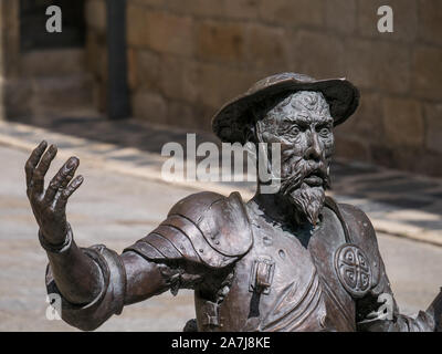 Statua di Don Quijote nel castello di Puebla de Sanabria, scultura realizzata da Pedro Requejo Novoa a Puebla de Sanabria, Spagna Foto Stock