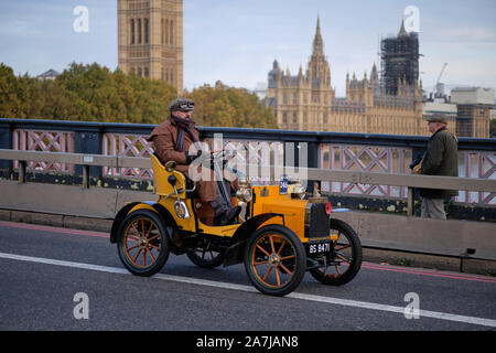 Londra, Regno Unito. Il 3 novembre 2019. I partecipanti che attraversa il Tamigi guida su Lambeth Bridge con un 1904c Peugeot, dominato dal Palazzo di Westminster in questo anno di edizione del Bonhams Londra a Brighton Veteran Car Run.Credit: JF Pelletier / Alamy Live News Foto Stock