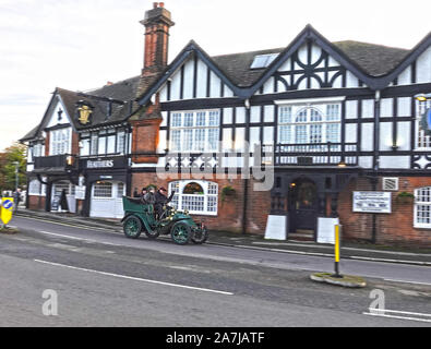 Merstham, Surrey, Regno Unito. 3 Novembre, 2019. Veterano su vetture Bonhams Londra a Brighton auto annuale eseguire, drive compostamente attraverso il villaggio di Merstham, nel Surrey, UK Credit: Motofoto/Alamy Live News Foto Stock