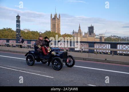 Londra, Regno Unito. Il 3 novembre 2019. I partecipanti alla guida di un 1904 Rover attraversando il Tamigi guida su Lambeth Bridge dominato dal Palazzo di Westminster in questo anno di edizione del Bonhams Londra a Brighton Veteran Car Run.Credit: JF Pelletier / Alamy Live News Foto Stock