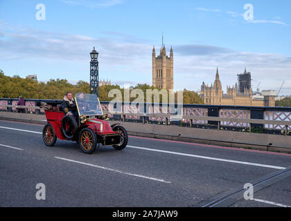 Londra, Regno Unito. Il 3 novembre 2019. I partecipanti alla guida di una red 1904 Talbot attraversare il Tamigi guida su Lambeth Bridge dominato dal Palazzo di Westminster in questo anno di edizione del Bonhams Londra a Brighton Veteran Car Run. Credito: JF Pelletier / Alamy Live News Foto Stock