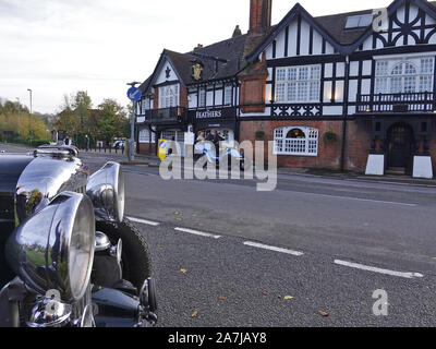 Merstham, Surrey, Regno Unito. 3 Novembre, 2019. Veterano su vetture Bonhams Londra a Brighton auto annuale eseguire, drive compostamente attraverso il villaggio di Merstham, nel Surrey, UK Credit: Motofoto/Alamy Live News Foto Stock