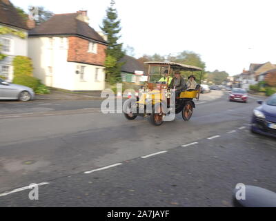 Merstham, Surrey, Regno Unito. 3 Novembre, 2019. Veterano su vetture Bonhams Londra a Brighton auto annuale eseguire, drive compostamente attraverso il villaggio di Merstham, nel Surrey, UK Credit: Motofoto/Alamy Live News Foto Stock