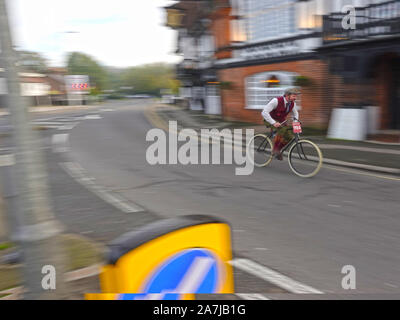 Merstham, Surrey, Regno Unito. 3 Novembre, 2019. Veterano su vetture Bonhams Londra a Brighton auto annuale eseguire, drive compostamente attraverso il villaggio di Merstham, nel Surrey, UK Credit: Motofoto/Alamy Live News Foto Stock