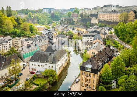 Alzette ansa del fiume con vecchie case lungo riflessa nell'acqua città di Lussemburgo, Lussemburgo Foto Stock