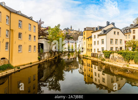 Alzette ansa del fiume con case riflessa nell'acqua e la cattedrale sulla collina, città di Lussemburgo, Lussemburgo Foto Stock