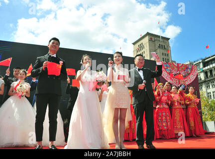Gli host per le nozze di gruppo anteriore, parlare dal fiume Huangpu a Shanghai in Cina, 19 settembre 2019. 15 coppie tenuto gruppo matrimoni dal Huangpu Foto Stock