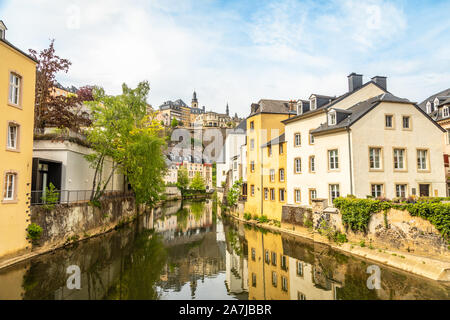 Alzette ansa del fiume con case riflessa nell'acqua e la cattedrale sulla collina, città di Lussemburgo, Lussemburgo Foto Stock