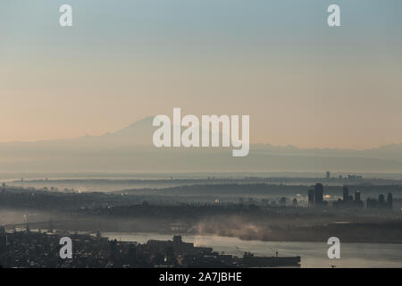 Una vista del Fraser Valley e Mt Baker a sunrise come visto da Cypress Mountain. Foto Stock