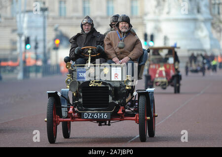 Londra, Regno Unito. 3 Novembre, 2019. I concorrenti prendere parte all'annuale Bonhams Londra a Brighton Veteran Car Run. Una straordinaria voce di più di 400 pre-1905 vetture sinistra Hyde Park come Dawn ha rotto, pronto ad affrontare la Epic 60-Mile Drive dal capitale di costa come la più lunga del mondo-esecuzione di manifestazione motoristica risalente al 1927 ha preso il via. 1904 Ford Modello C condotto lungo il centro commerciale di Jan Kloosterman Credito: MARTIN DALTON/Alamy Live News Foto Stock