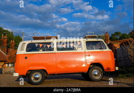 A partire dagli anni settanta VW camper van Foto Stock