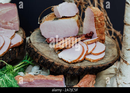 Tabella di villaggio, classico prosciutto crudo con kabanos su legno Foto Stock