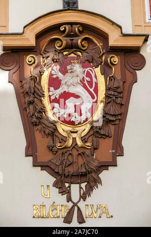 Leone ceco, segno della casa U Bileho Lva Celetna Street leone barocco di Praga Foto Stock