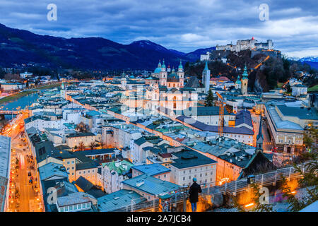 Salisburgo, Austria. Il Festung fortezza Hohensalzburg e Salzburger Dom al crepuscolo. Foto Stock