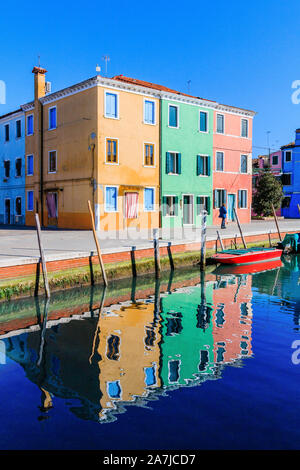 Venezia, Italia. Case colorate in isola di Burano. Foto Stock