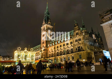 Amburgo, Germania - 14 dicembre 2018: Mercatino di Natale (Weihnachtsmarkt) presso la piazza del municipio di fronte dal Municipio di Amburgo. Il più popolare e più Foto Stock