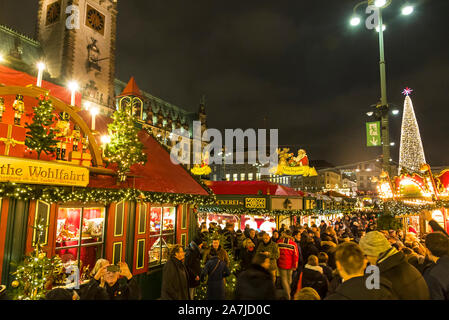 Amburgo, Germania - 14 dicembre 2018: Mercatino di Natale (Weihnachtsmarkt) presso la piazza del municipio di fronte dal Municipio di Amburgo. Il più popolare e più Foto Stock