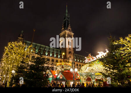 Amburgo, Germania - 14 dicembre 2018: Mercatino di Natale (Weihnachtsmarkt) presso la piazza del municipio di fronte dal Municipio di Amburgo. Il più popolare e più Foto Stock