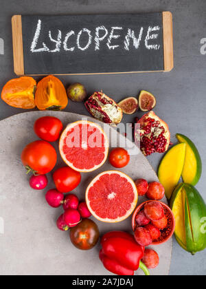 Frutta e verdura contenenti licopene. Sano cibo vegan sfondo. Il licopene è un carotenoide rosso pigmento Foto Stock
