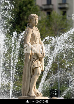Milano, lombardia, italia: Fontana di Giulio Cesare Square, vicino alla nuova zona di Citylife Foto Stock