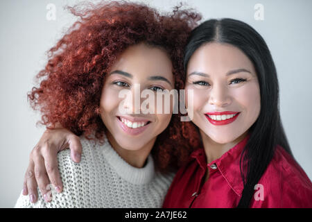 Sorridente belle donne sensazione eccitato e felice Foto Stock