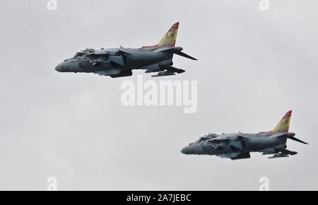 2 marina spagnola AV-8B Harrier IIs airborne presso il Royal International Air Tattoo 2019 Foto Stock