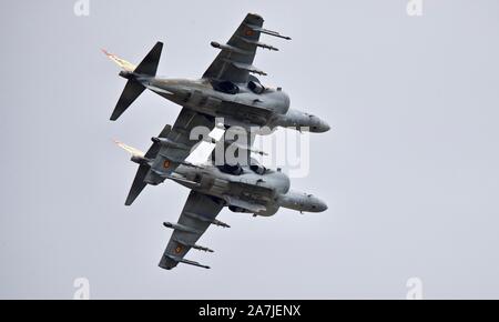 2 marina spagnola AV-8B Harrier IIs airborne presso il Royal International Air Tattoo 2019 Foto Stock