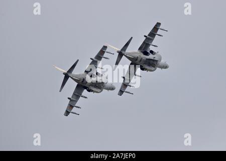 2 marina spagnola AV-8B Harrier IIs airborne presso il Royal International Air Tattoo 2019 Foto Stock