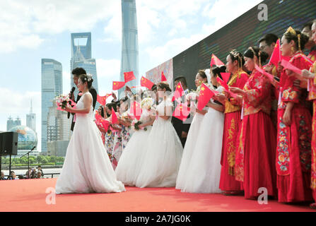 15 coppie di sposi novelli a un matrimonio di gruppo ti celebrare il settantesimo anniversario della fondazione della Repubblica a Shanghai in Cina, 19 settembre 2019. Foto Stock